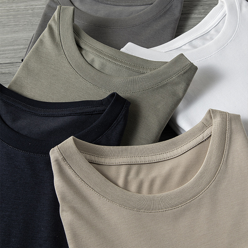 Einfarbiges kurzärmliges T-Shirt mit Rundhalsausschnitt