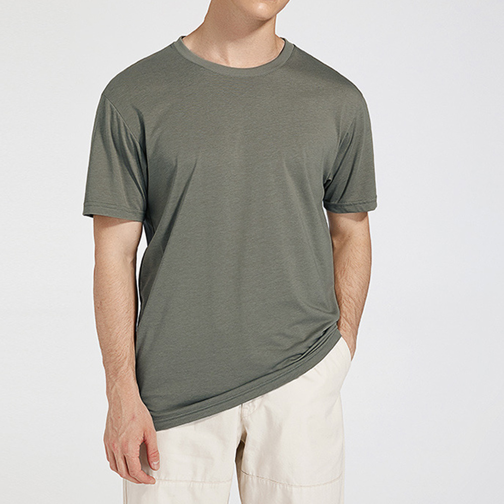 Einfarbiges kurzärmliges T-Shirt mit Rundhalsausschnitt