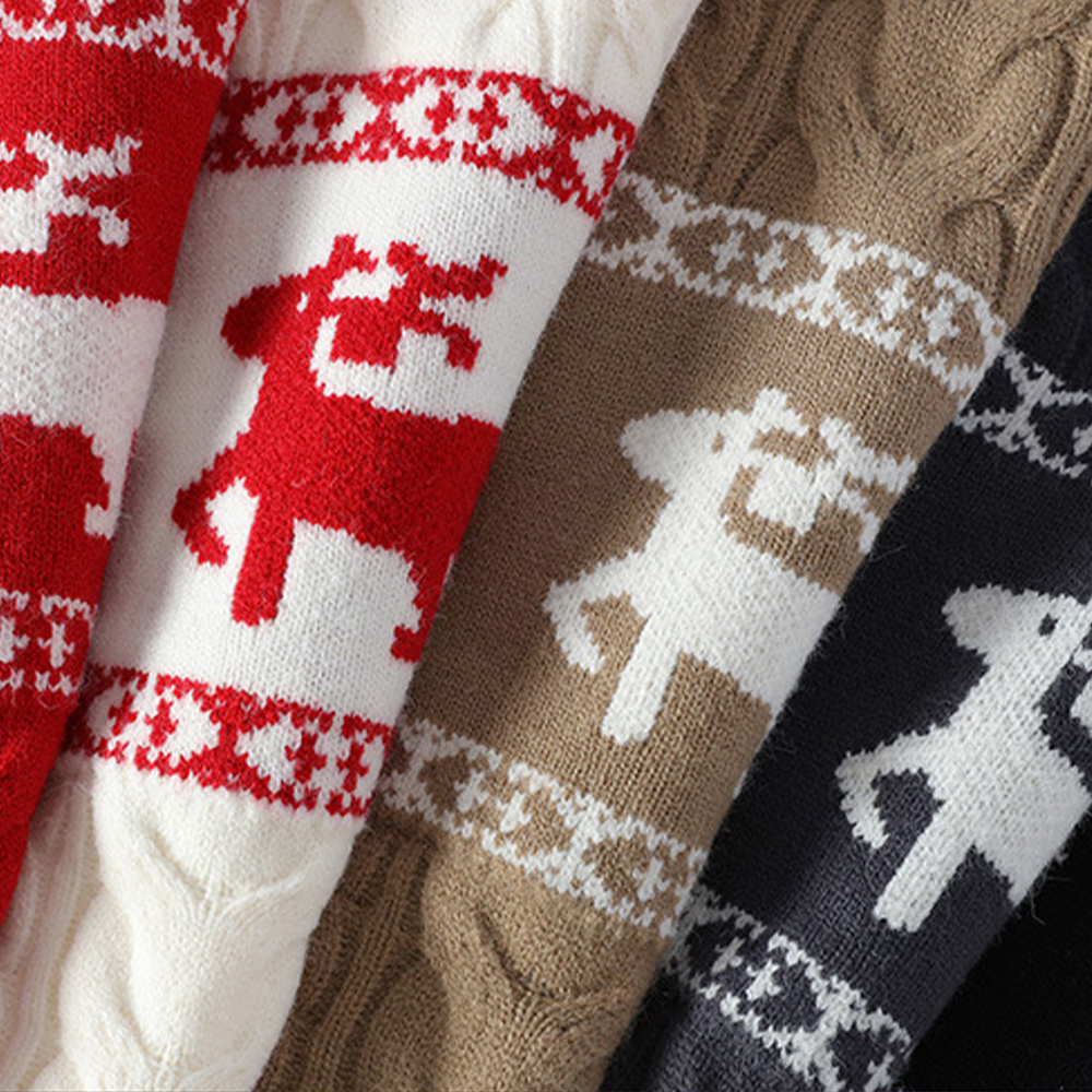 Weicher, kuscheliger Pullover mit weihnachtlichem Elchmuster