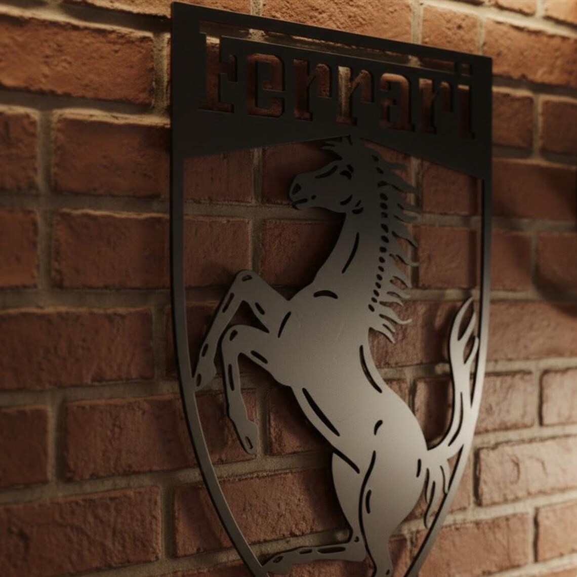 侧面角度特写，可以看到安装在砖墙上的法拉利跃马盾形金属墙牌。