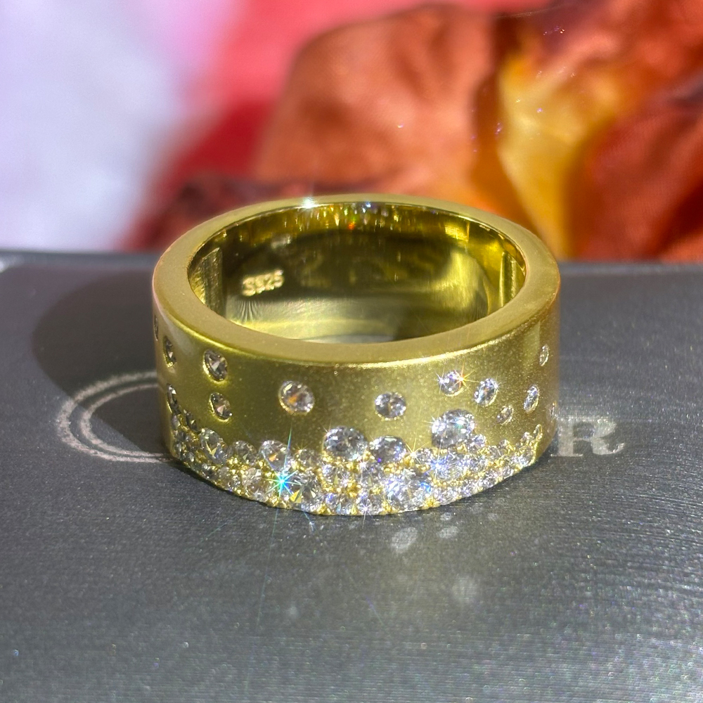 Fashion 1.04ct Scattered Diamond Cigar Band In Gold Plating