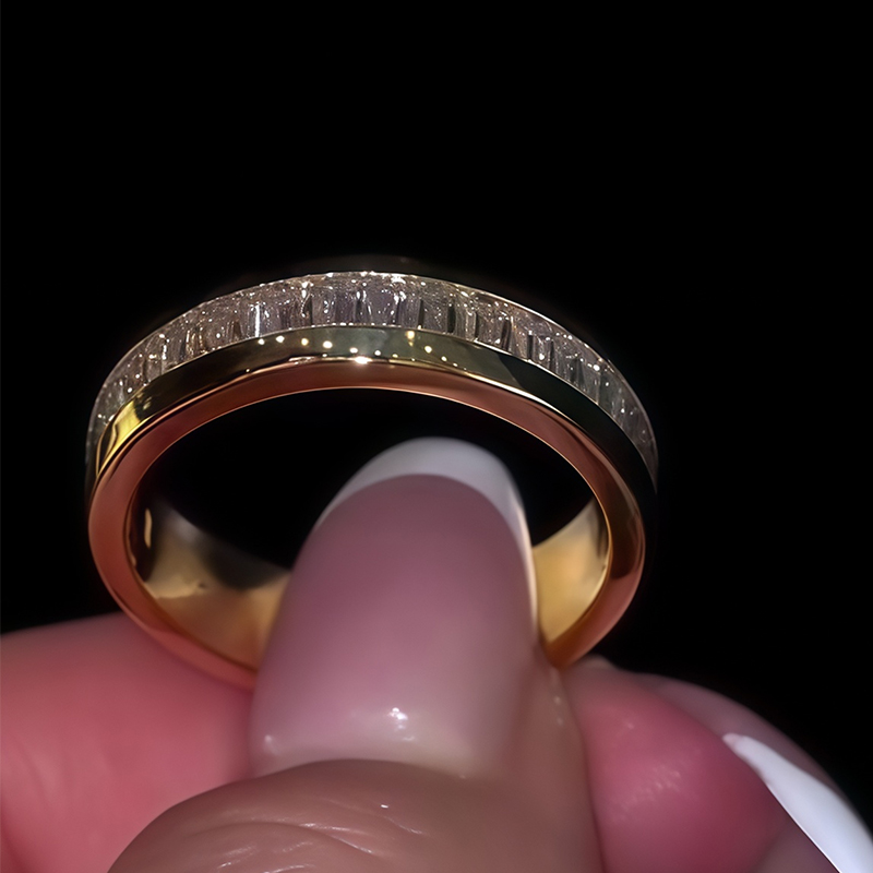 6mm Men’s Band w Channel Baguettes in Yellow Gold