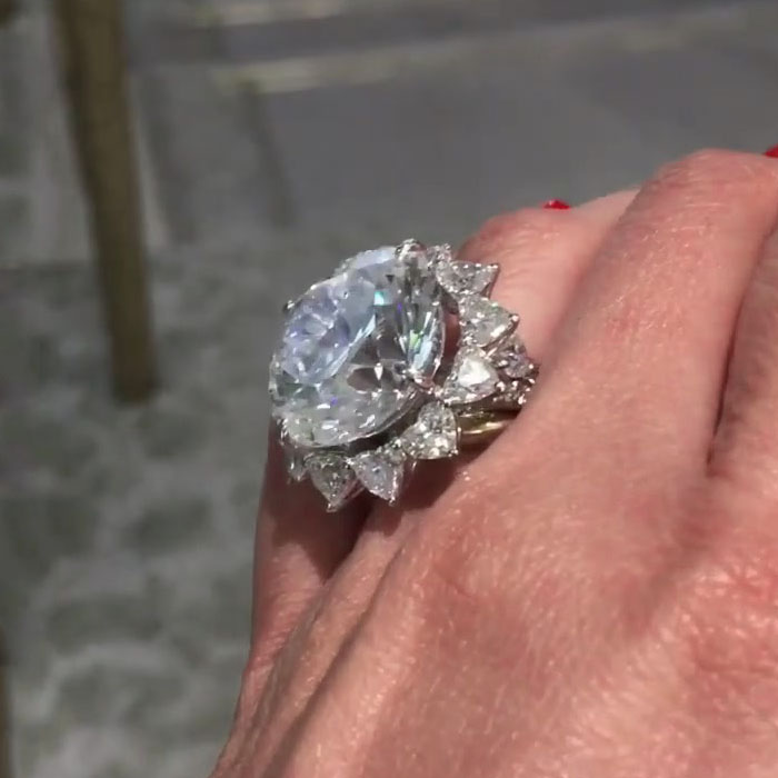 Stunning 10ct Round Cut White Sapphire Engagement Ring