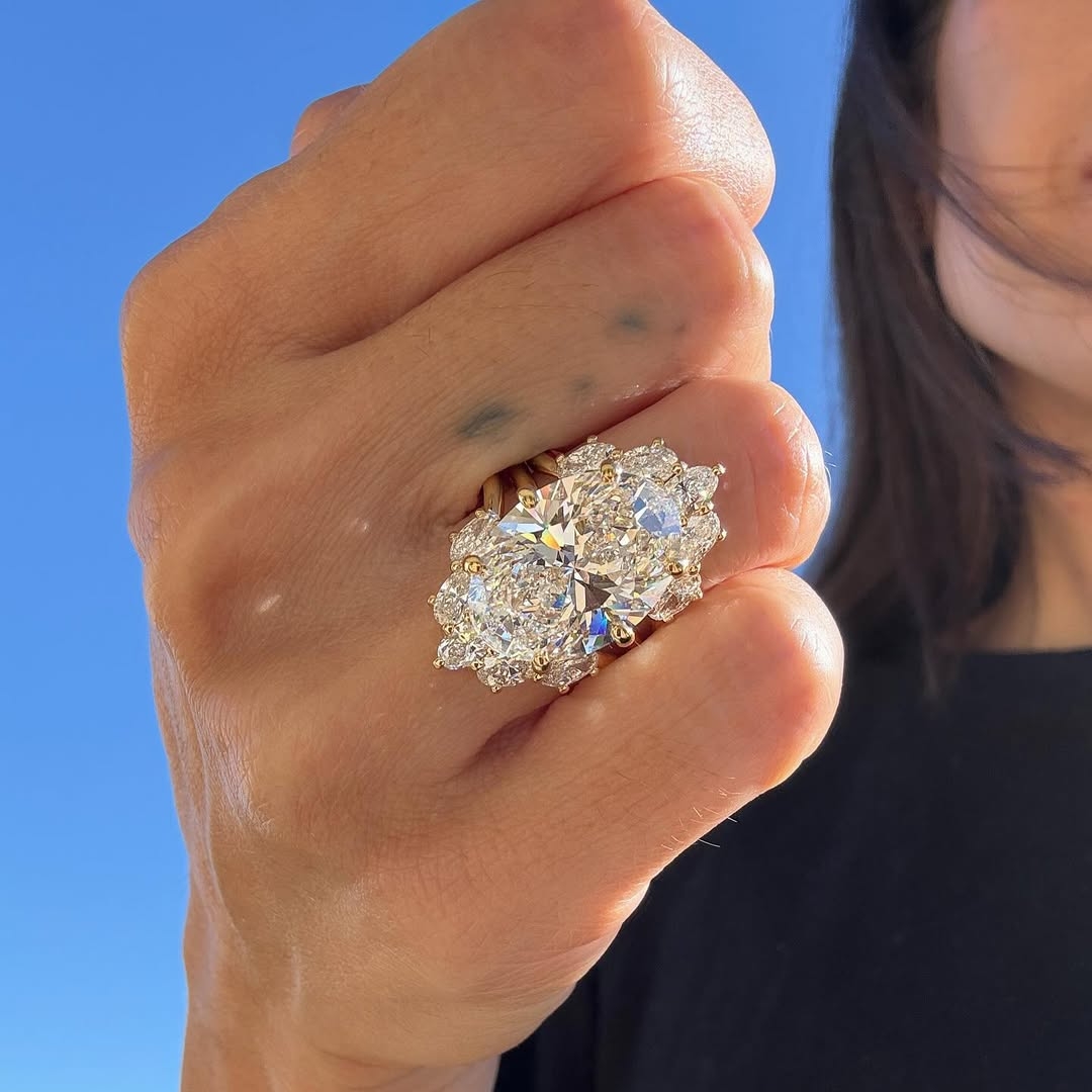 4ct Crown Design Oval Cut White Sapphire Bridal Set/2pcs