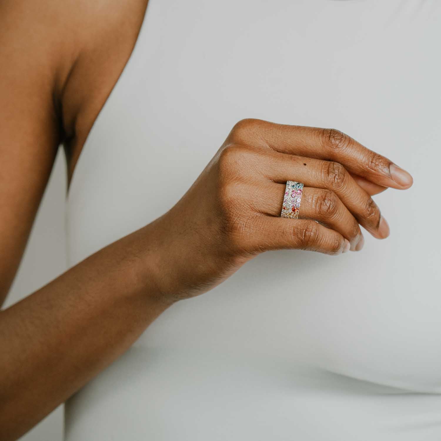 1.81ct Scattered Rainbow Sapphire Cigar Band