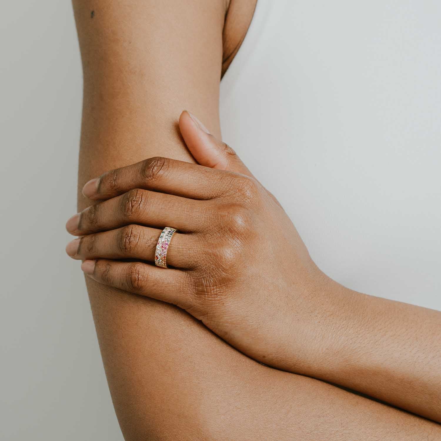 0.68ct Scattered Rainbow Sapphire Cigar Band