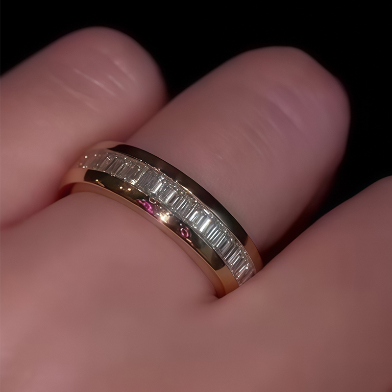 6mm Men’s Band w Channel Baguettes in Yellow Gold