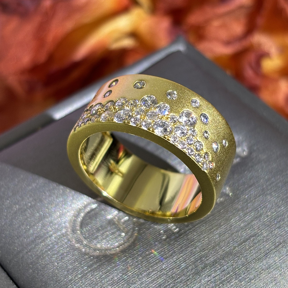 Fashion 1.04ct Scattered Diamond Cigar Band In Gold Plating