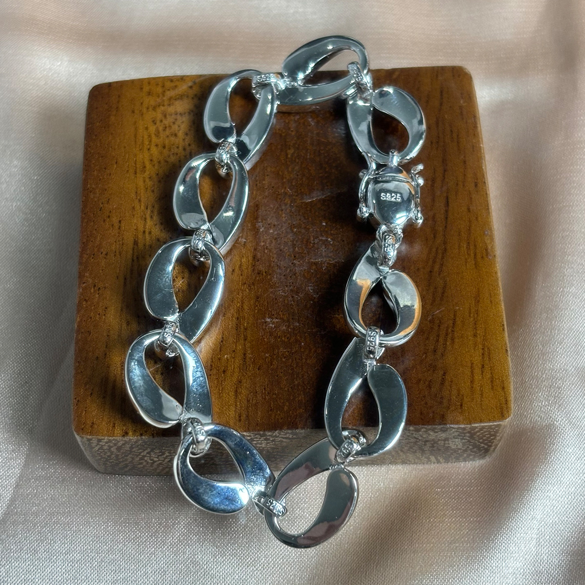 Double Tone Sapphire Interlock Design Bracelet