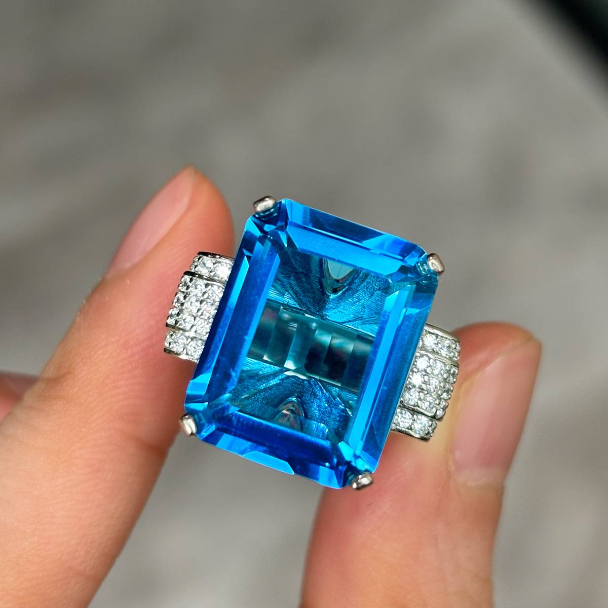 15ct Emerald Cut Blue Topaz Coktail Ring