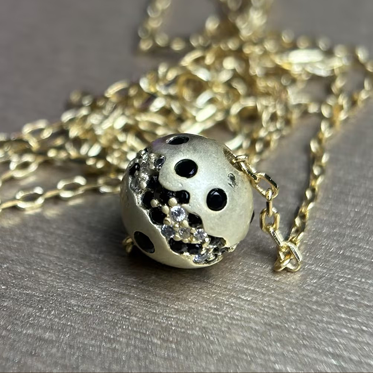 Ball Shape Scattered Black&White Sapphire Pendant Necklace