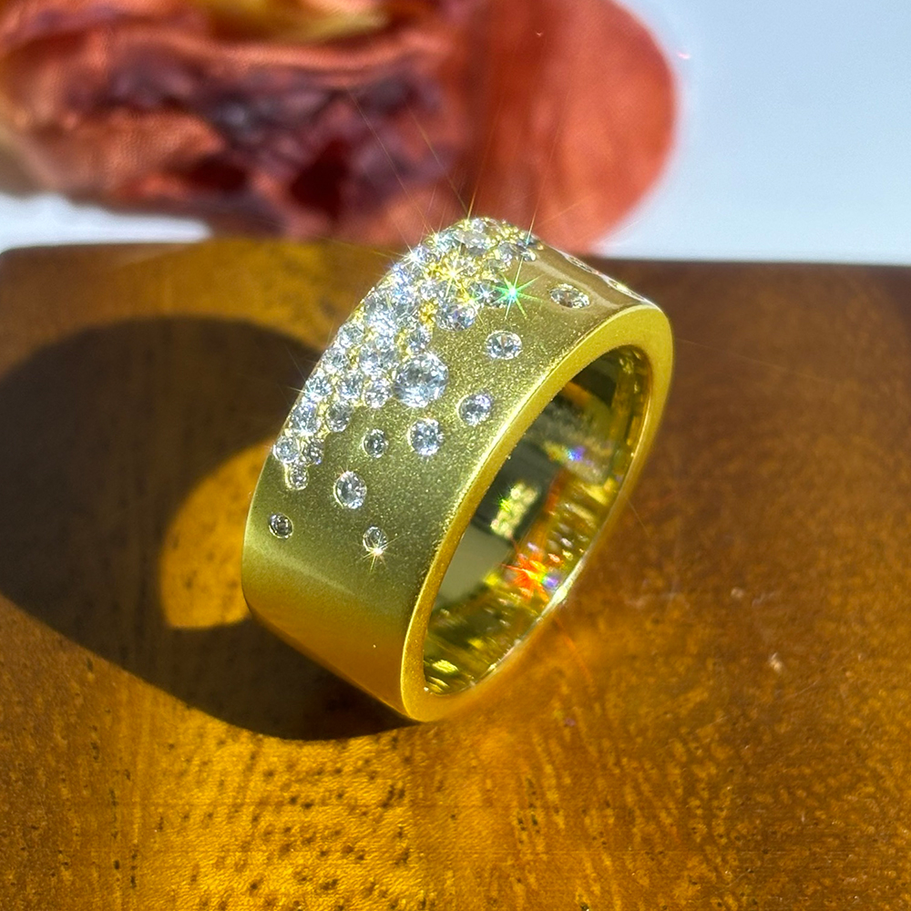 Fashion 1.04ct Scattered Diamond Cigar Band In Gold Plating