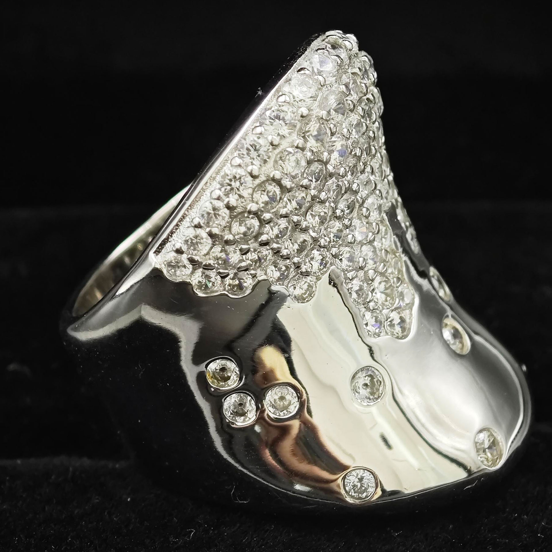 1.25ct Scattered Diamond Design Cocktail Ring