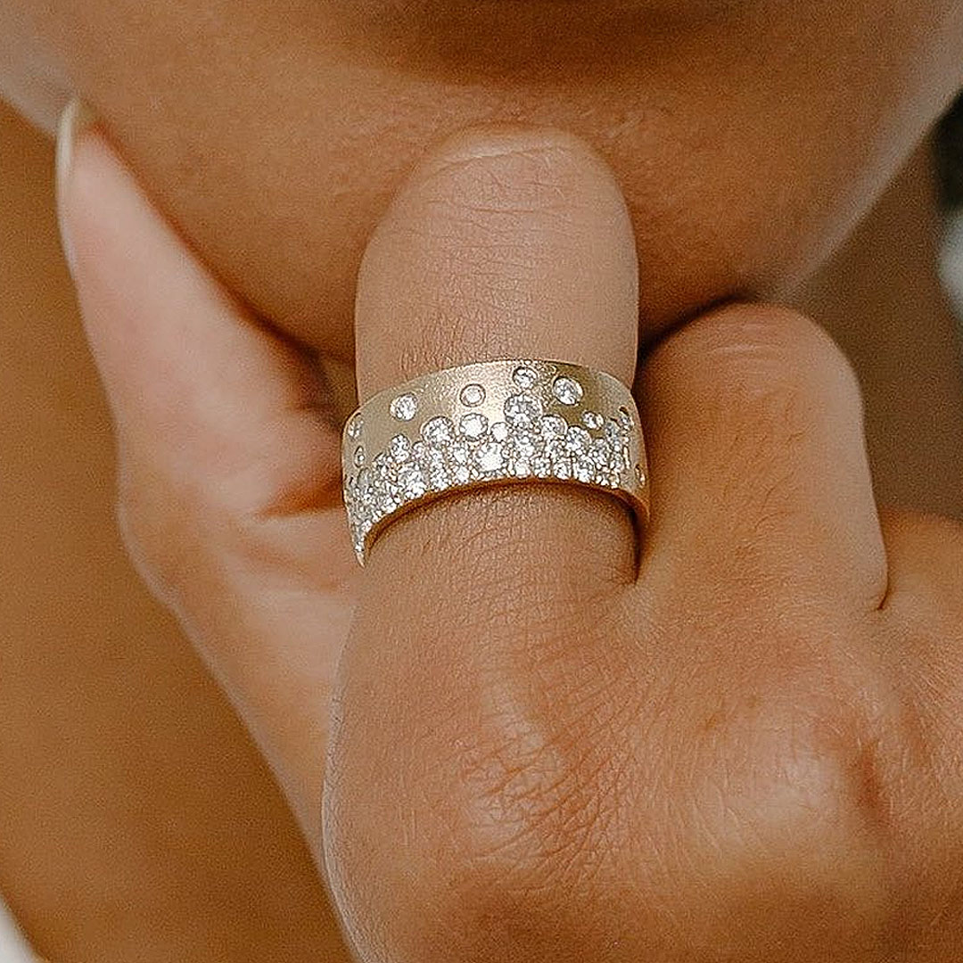 Fashion 1.04ct Scattered Diamond Cigar Band In Gold Plating