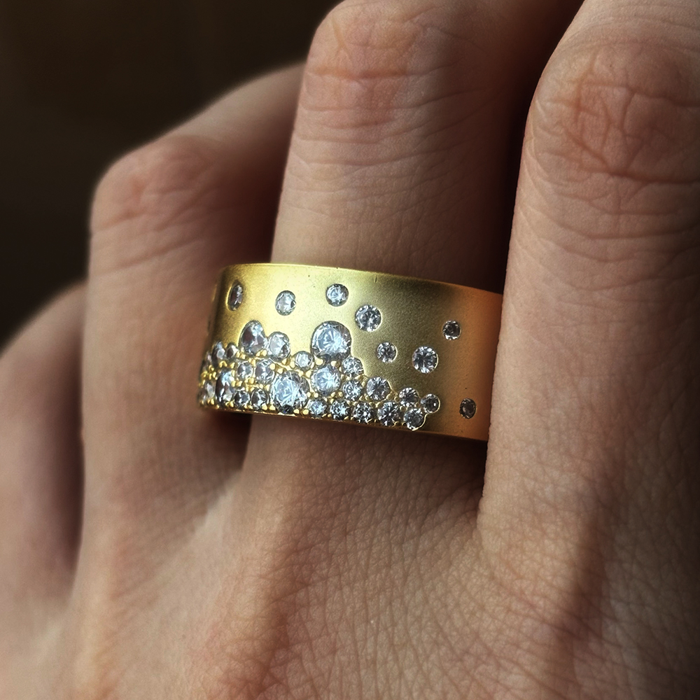 Fashion 1.04ct Scattered Diamond Cigar Band In Gold Plating