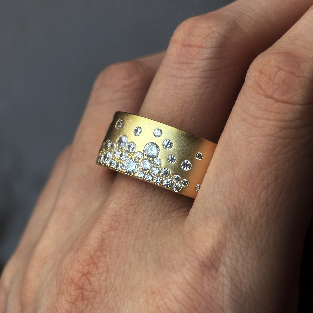 Fashion 1.04ct Scattered Diamond Cigar Band In Gold Plating