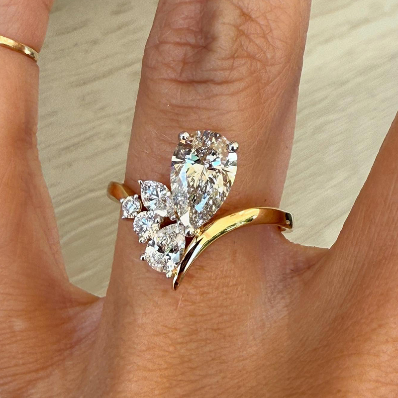 Fashion 2.25Ct Pear Cut Moissanite Engagement Ring