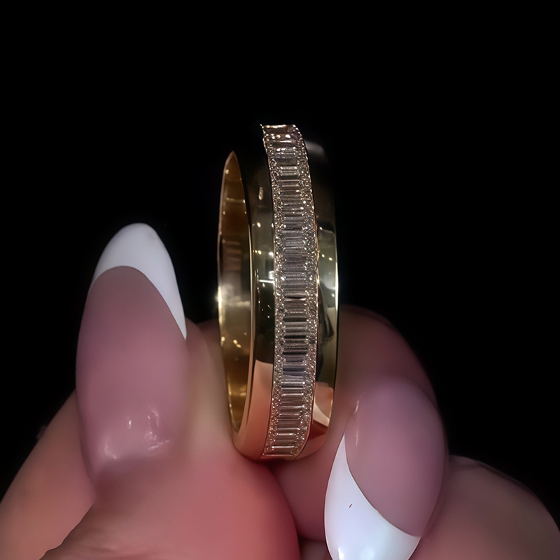 6mm Men’s Band w Channel Baguettes in Yellow Gold