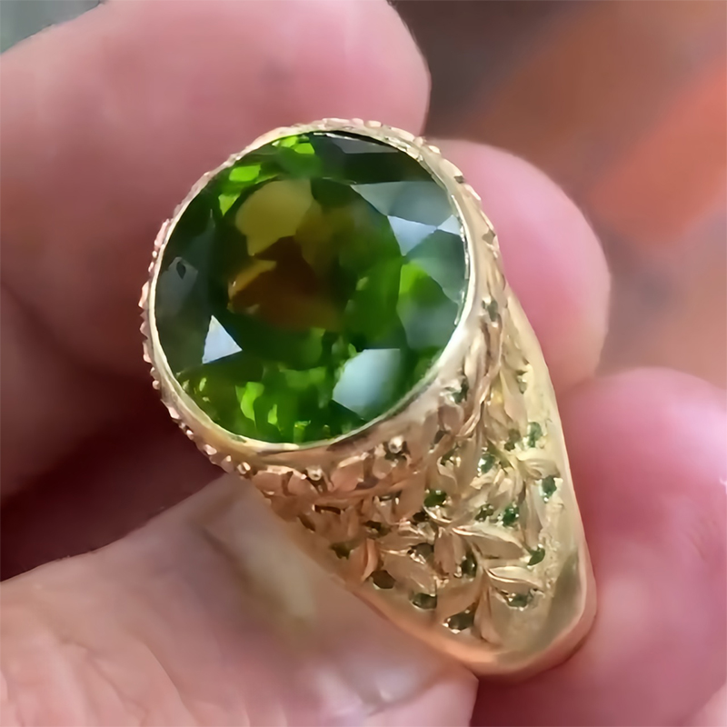 14K Yellow Gold Oval Peridot Floral Engraved Cocktail Ring