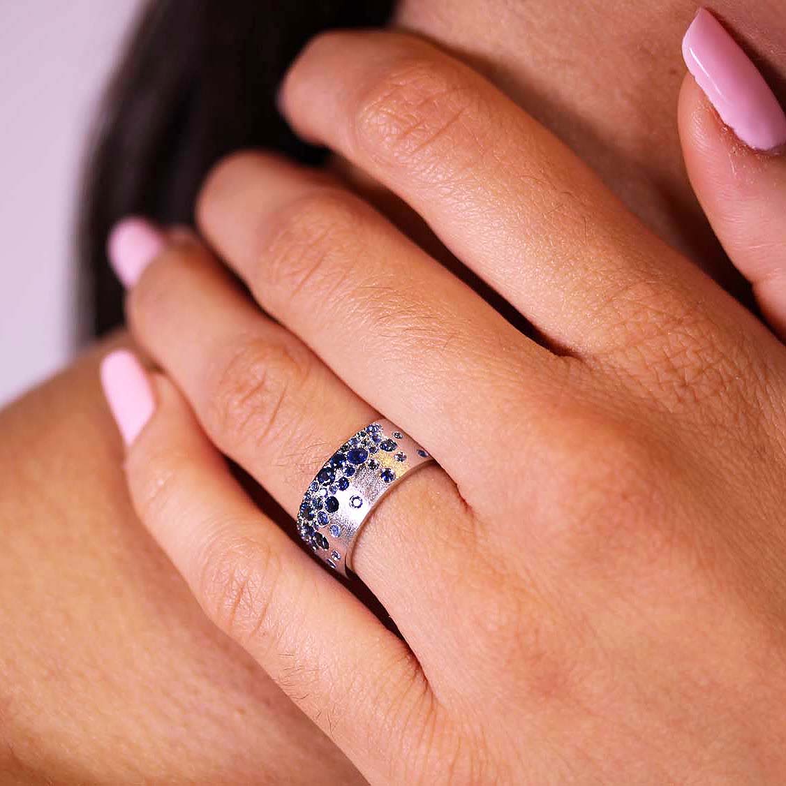 1.34ct Scattered Sapphire Cigar Band