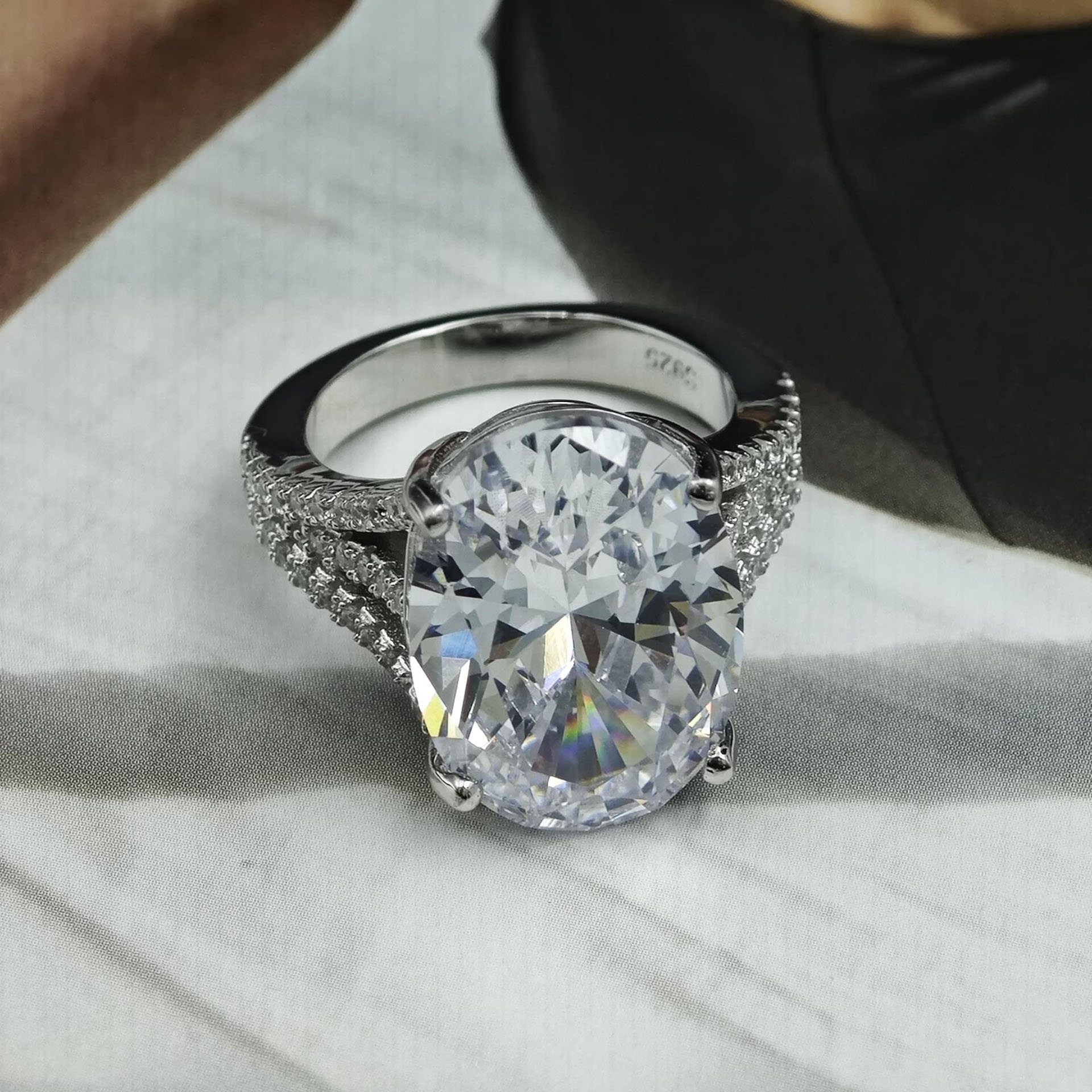Fashion 4ct Oval Cut White Sapphire Engagement Ring