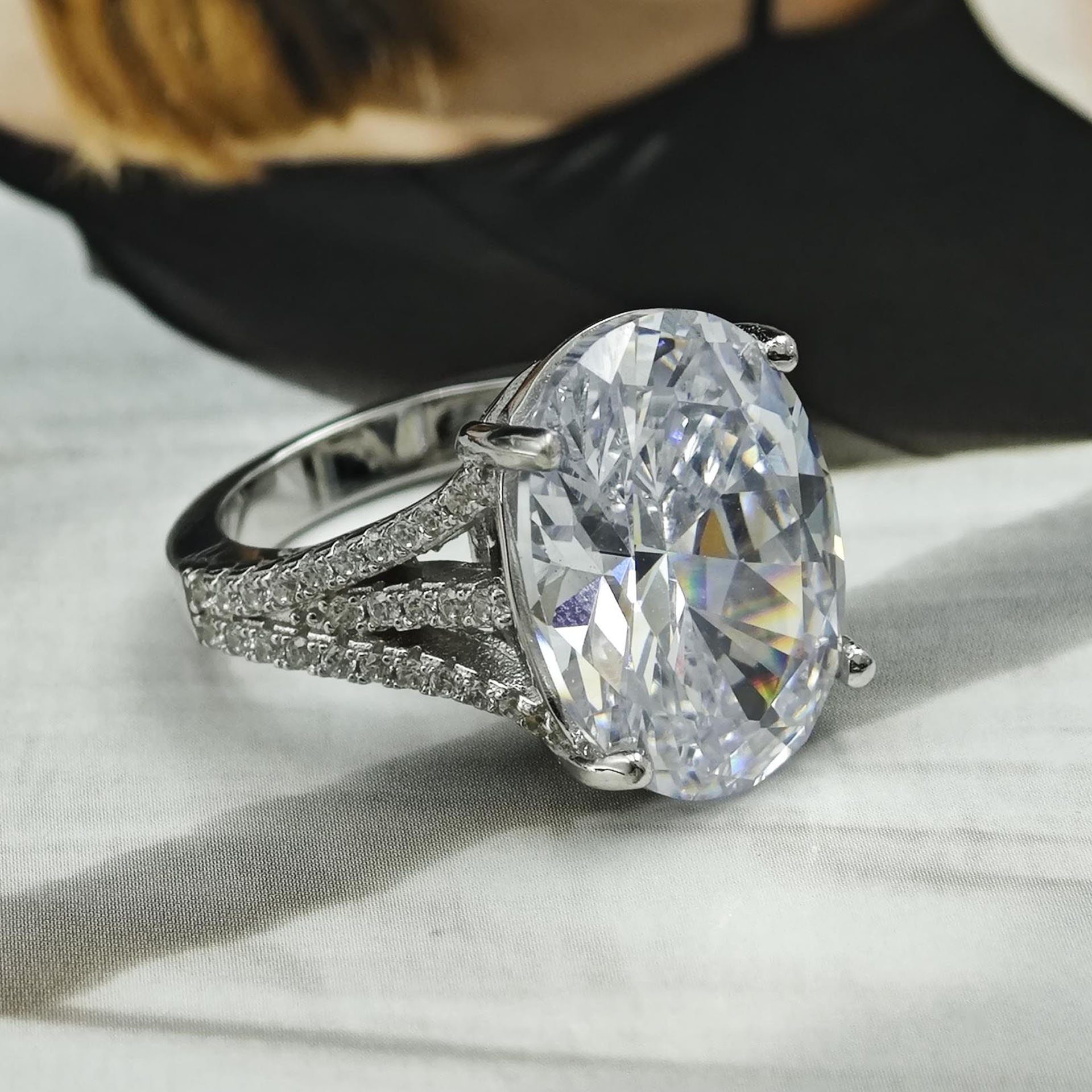 Fashion 4ct Oval Cut White Sapphire Engagement Ring