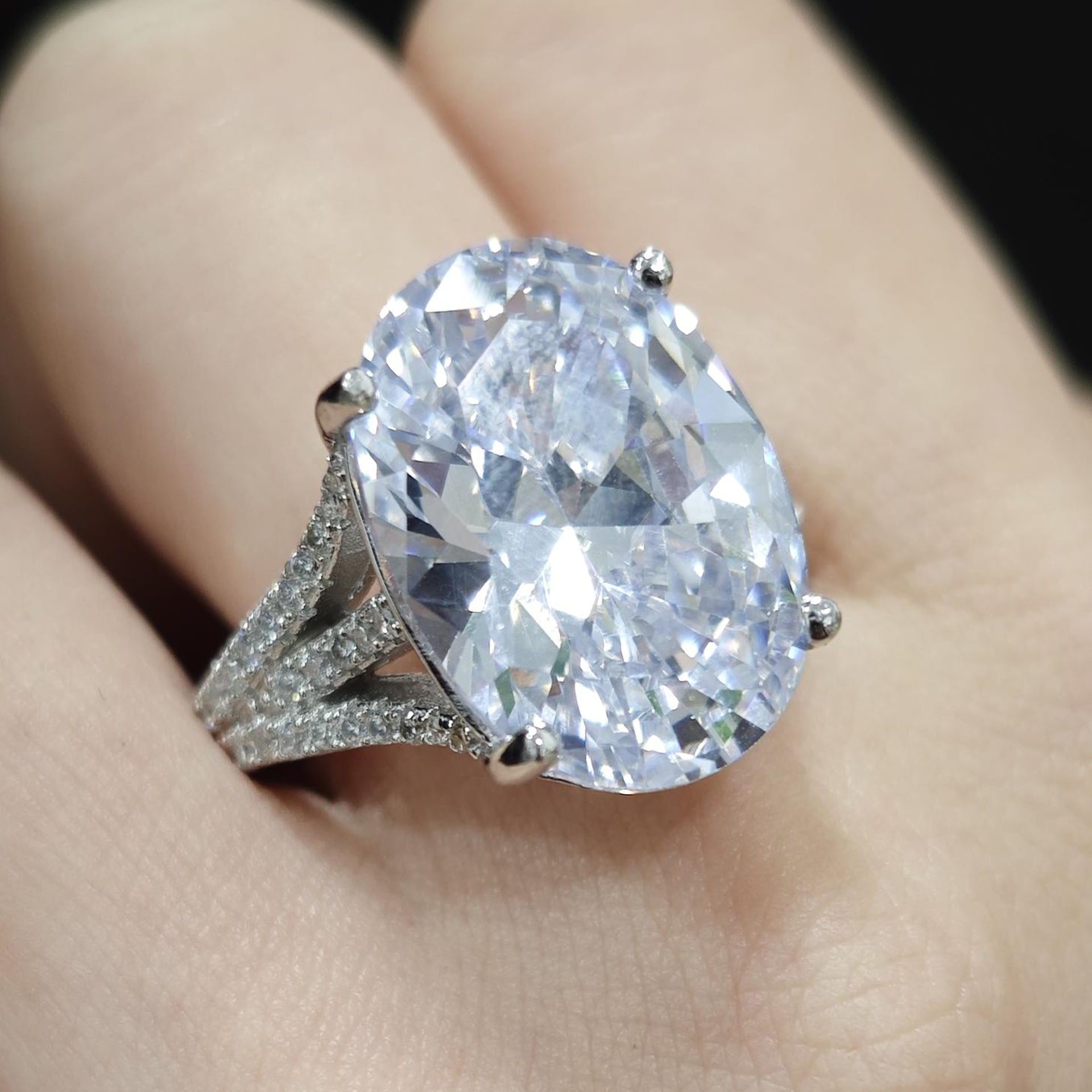 Fashion 4ct Oval Cut White Sapphire Engagement Ring