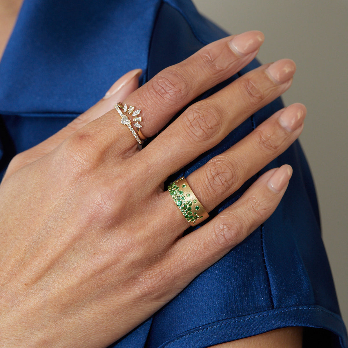 1.34ct Scattered Emerald Sapphire Cigar Band