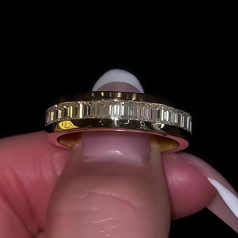 6mm Men’s Band w Channel Baguettes in Yellow Gold