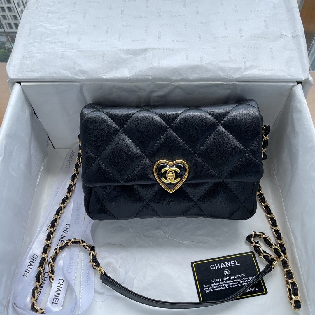 C design vintage heart decoration chain bag