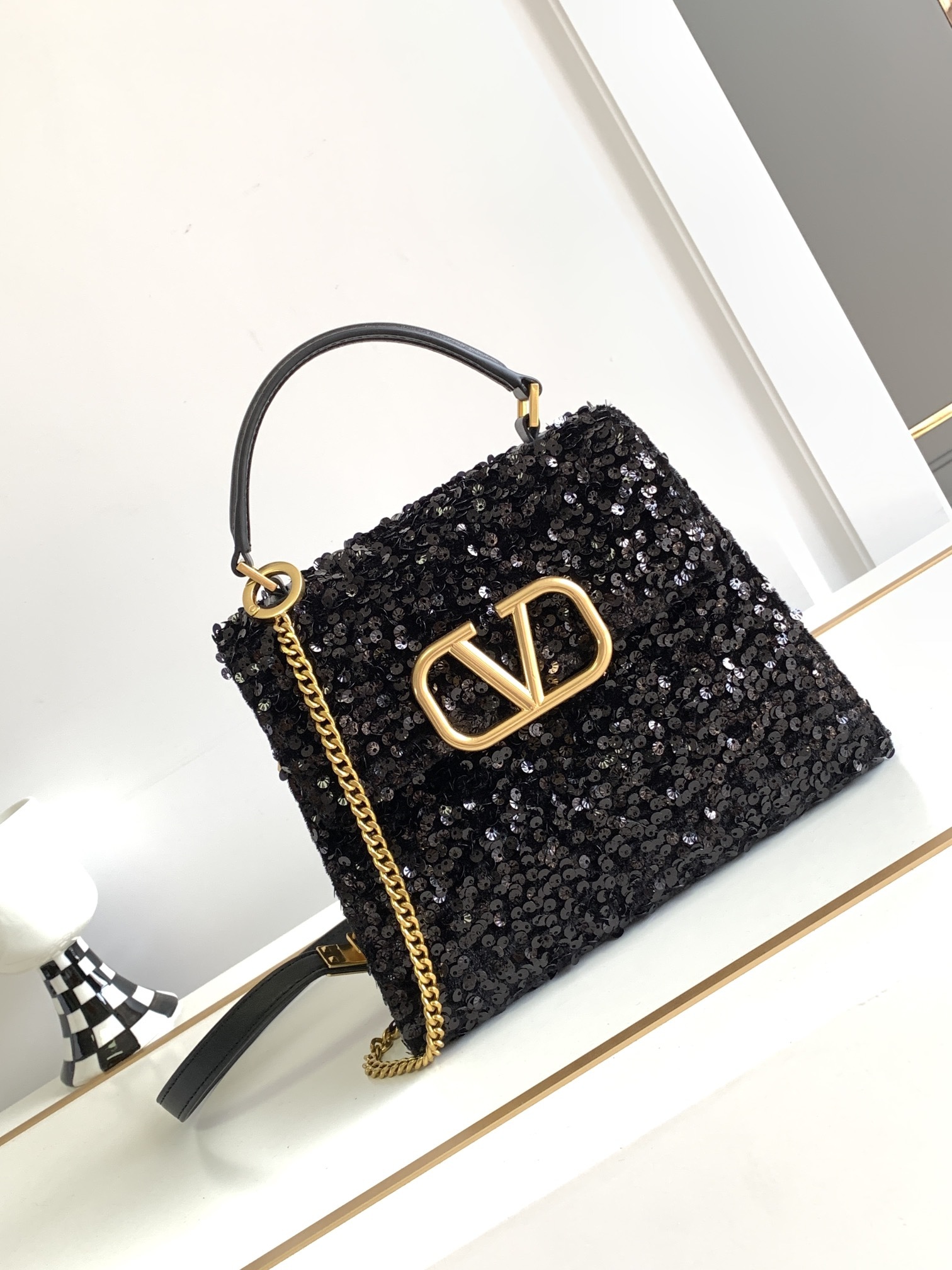 V design women handbag