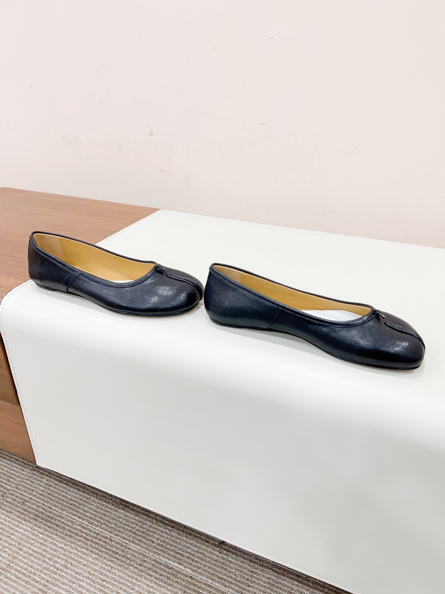 𝙈𝙖𝙞𝙨𝙤𝙣 𝙈𝙖𝙧𝙜𝙞𝙚𝙡a piggyback bottom toe-tabi cooler shoes
