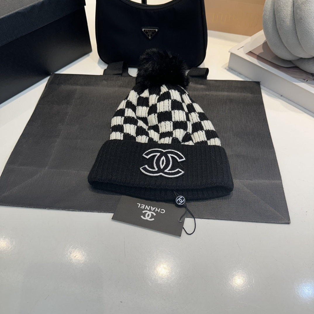 C Two-tone Plaid Knitted Beanie