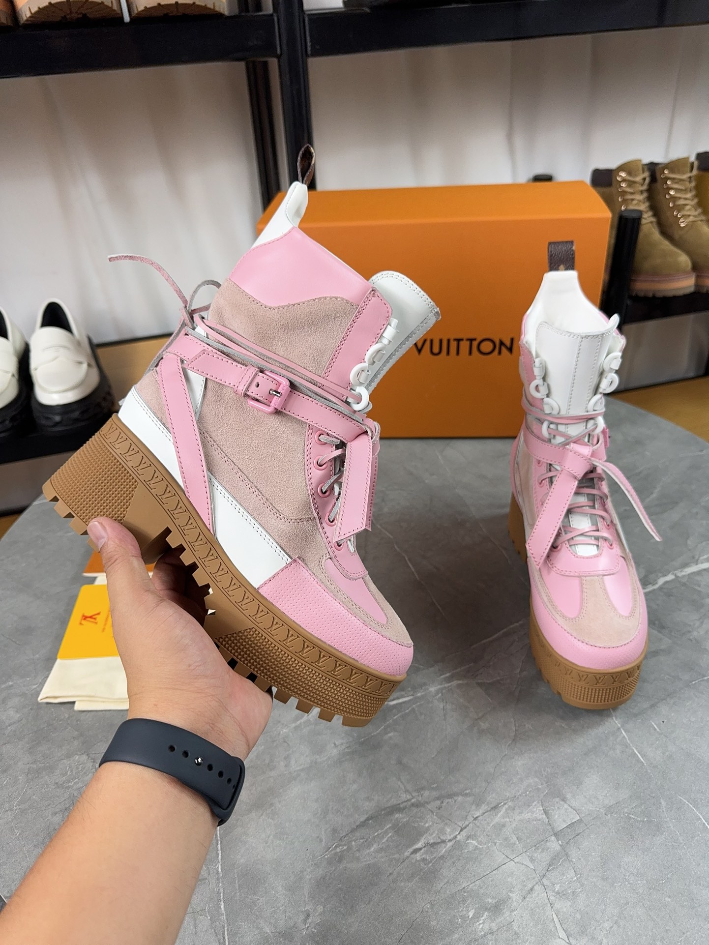 New Autumn/Winter 2024 L&V thick soles with matching color lace-up motorcycle Doc Marten boots