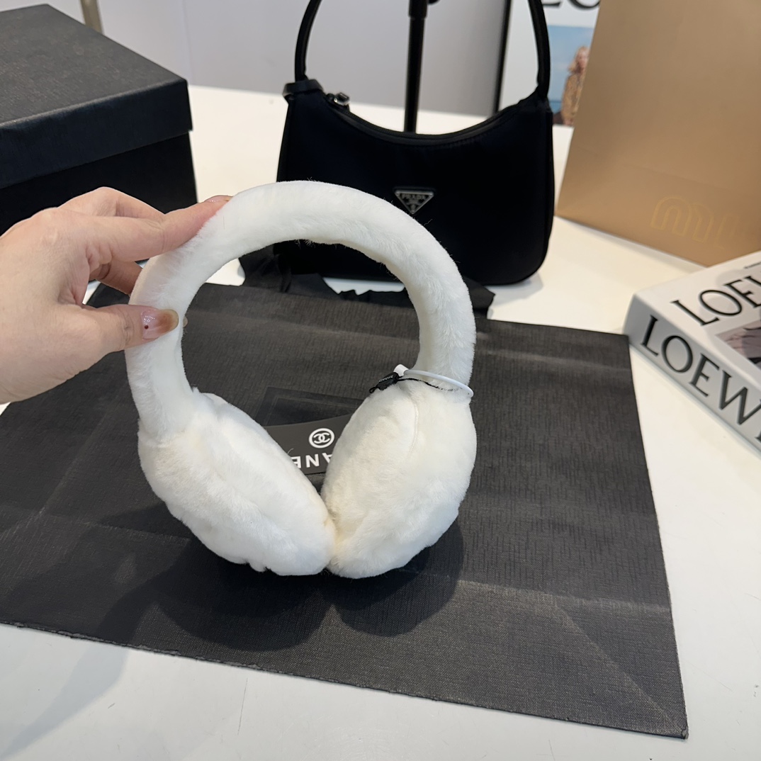 C three-color lambswool earmuffs