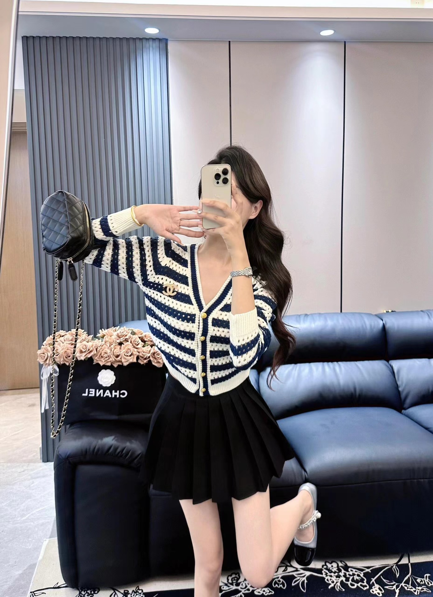[Copy]V New Medusa Button Contrast Wave Pattern V-Neck Sweater