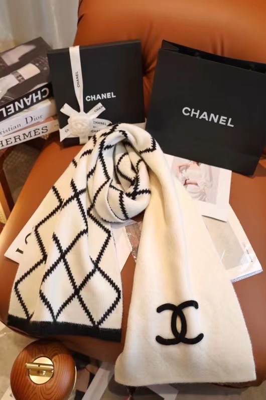 C white classic diamond pattern wool scarf