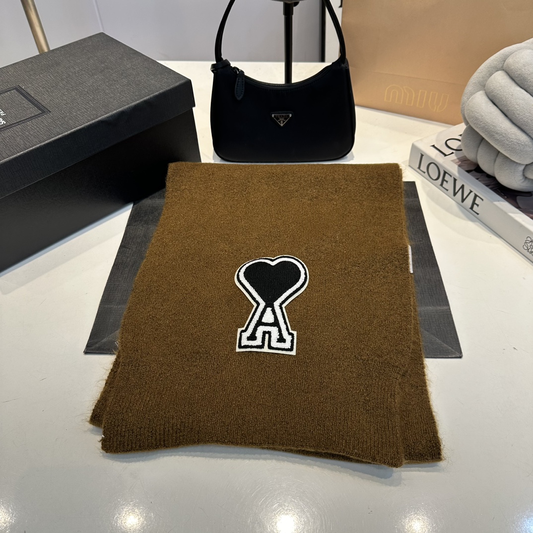 A cashmere scarf Practical and versatile
