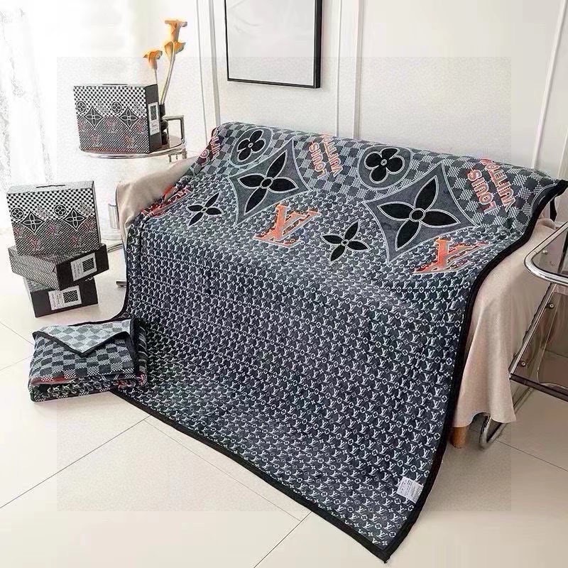 L classic monogram pattern blanket