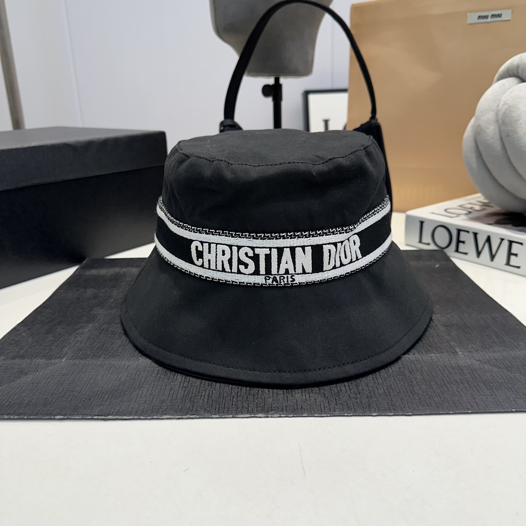 D new four-color bucket hat is exquisite and stylish