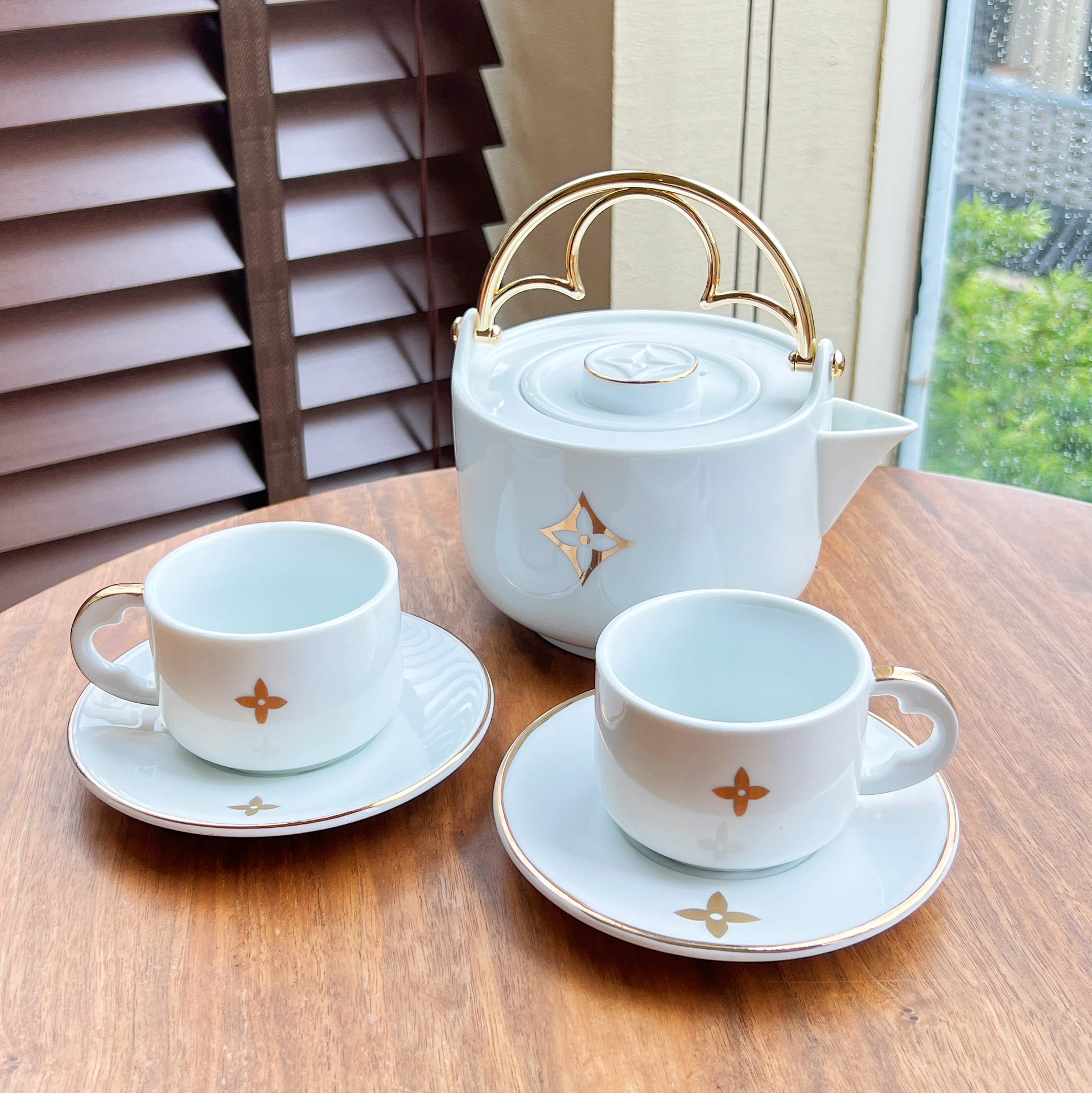 L design new teacup set (2 teacups+2 saucers+1teapot)