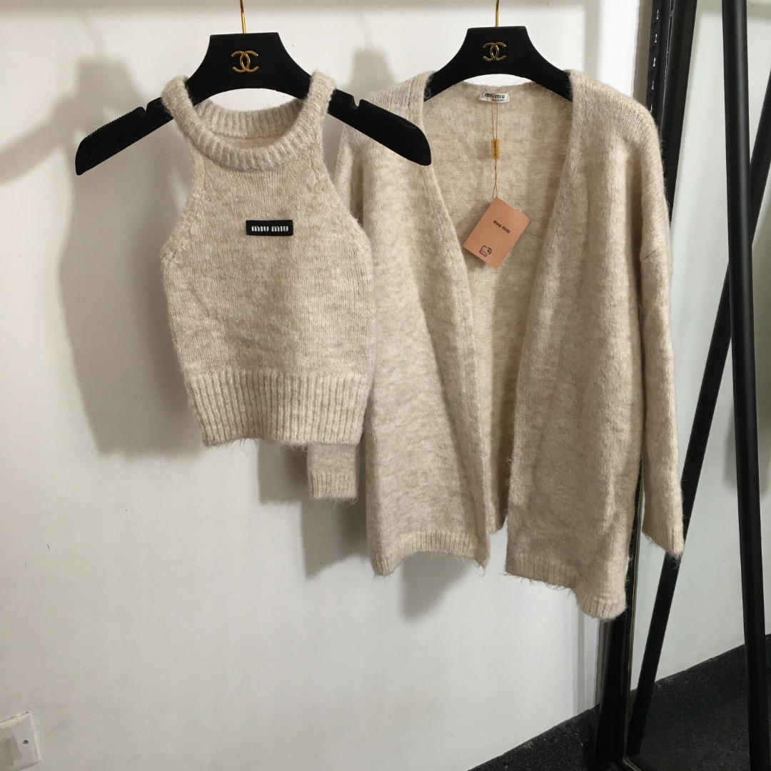 M new mohair knitted suit