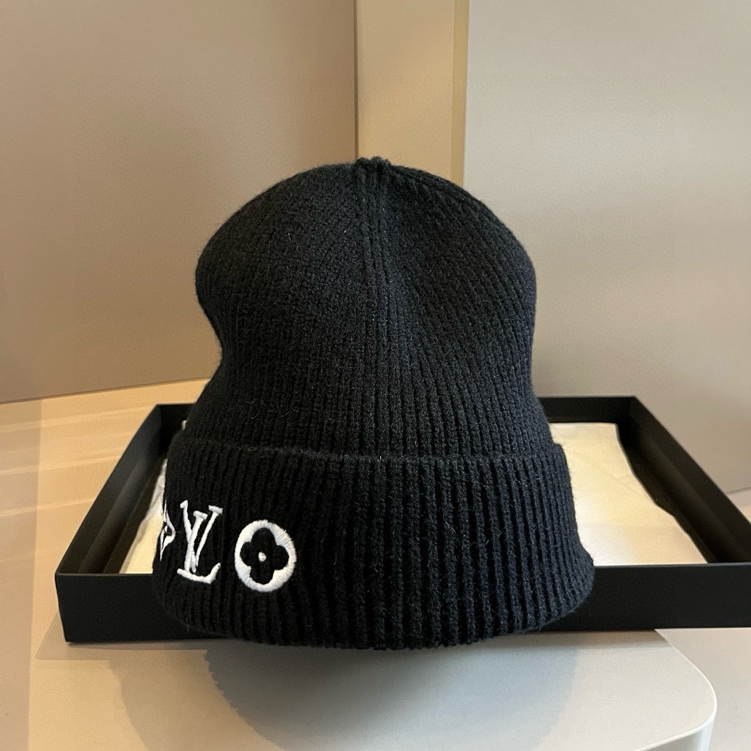 L knitted beanie