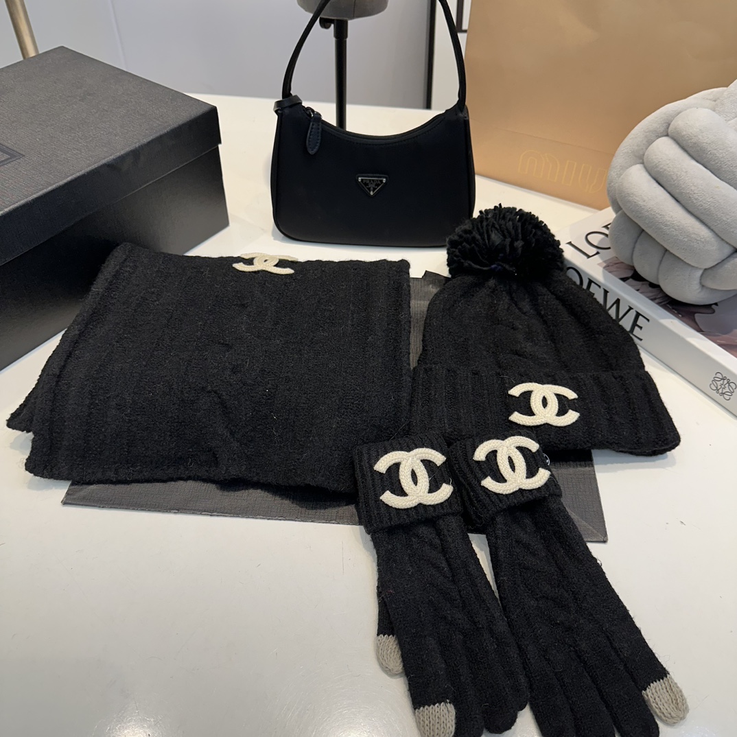 C autumn and winter wool set, hat, gloves and scarf
