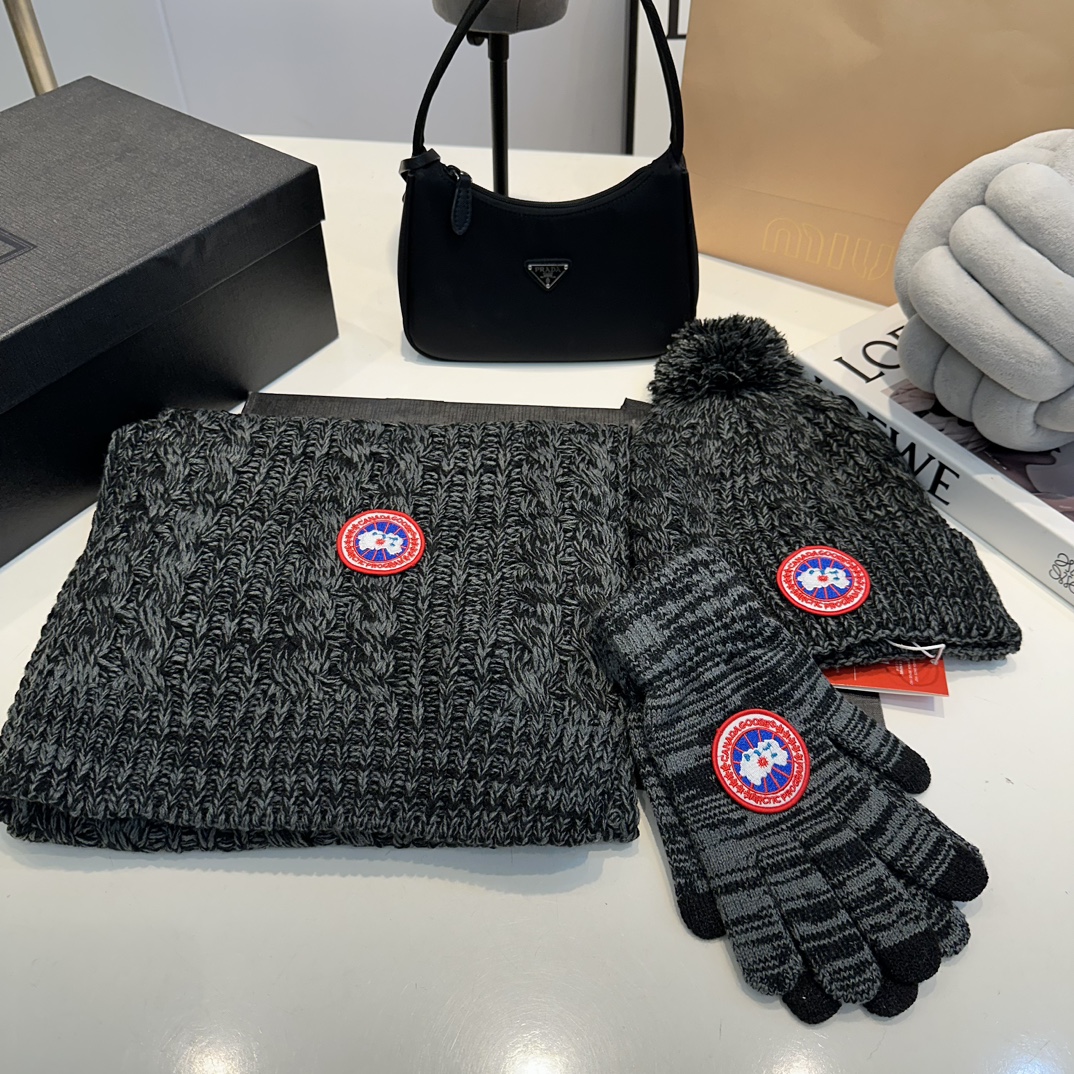 C hat, gloves, scarf three-piece set