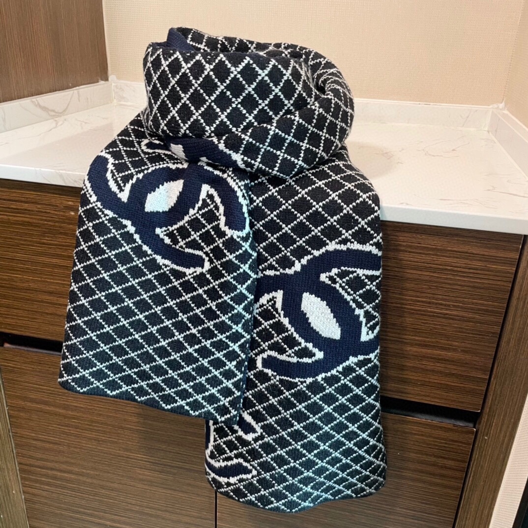 C knitted double-sided scarf