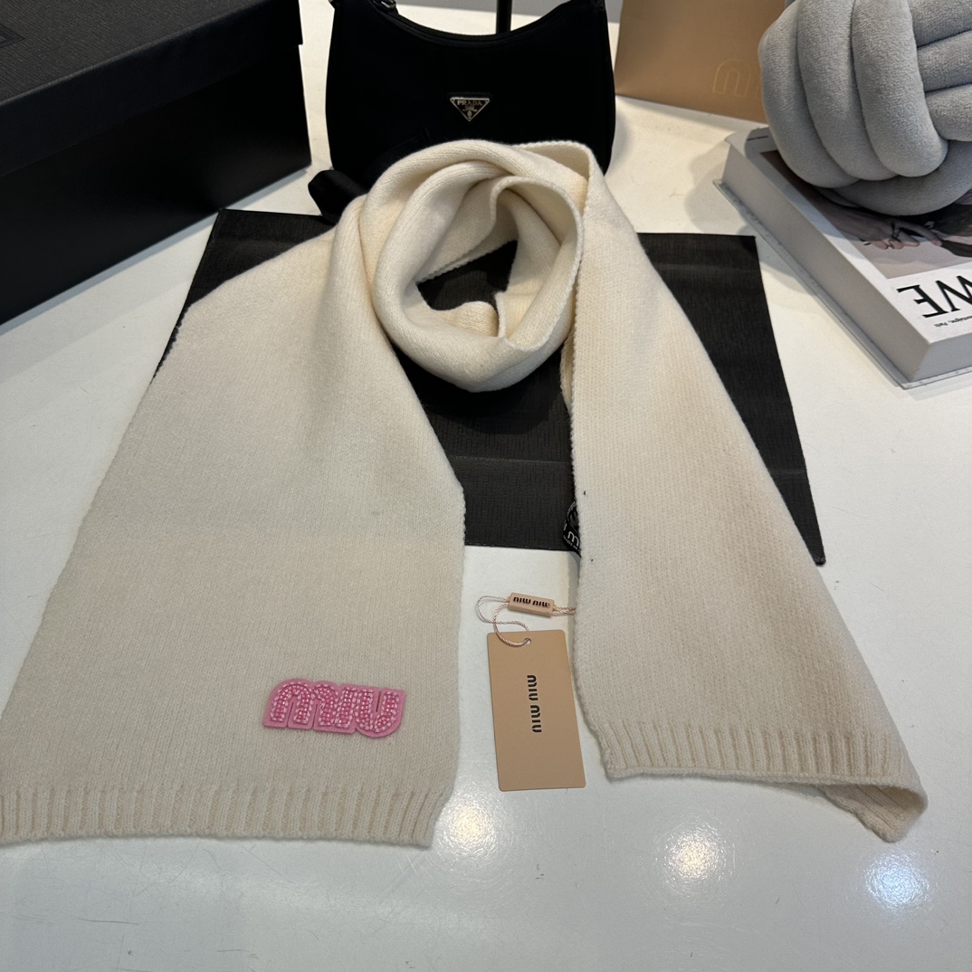 M new wool knitted scarf