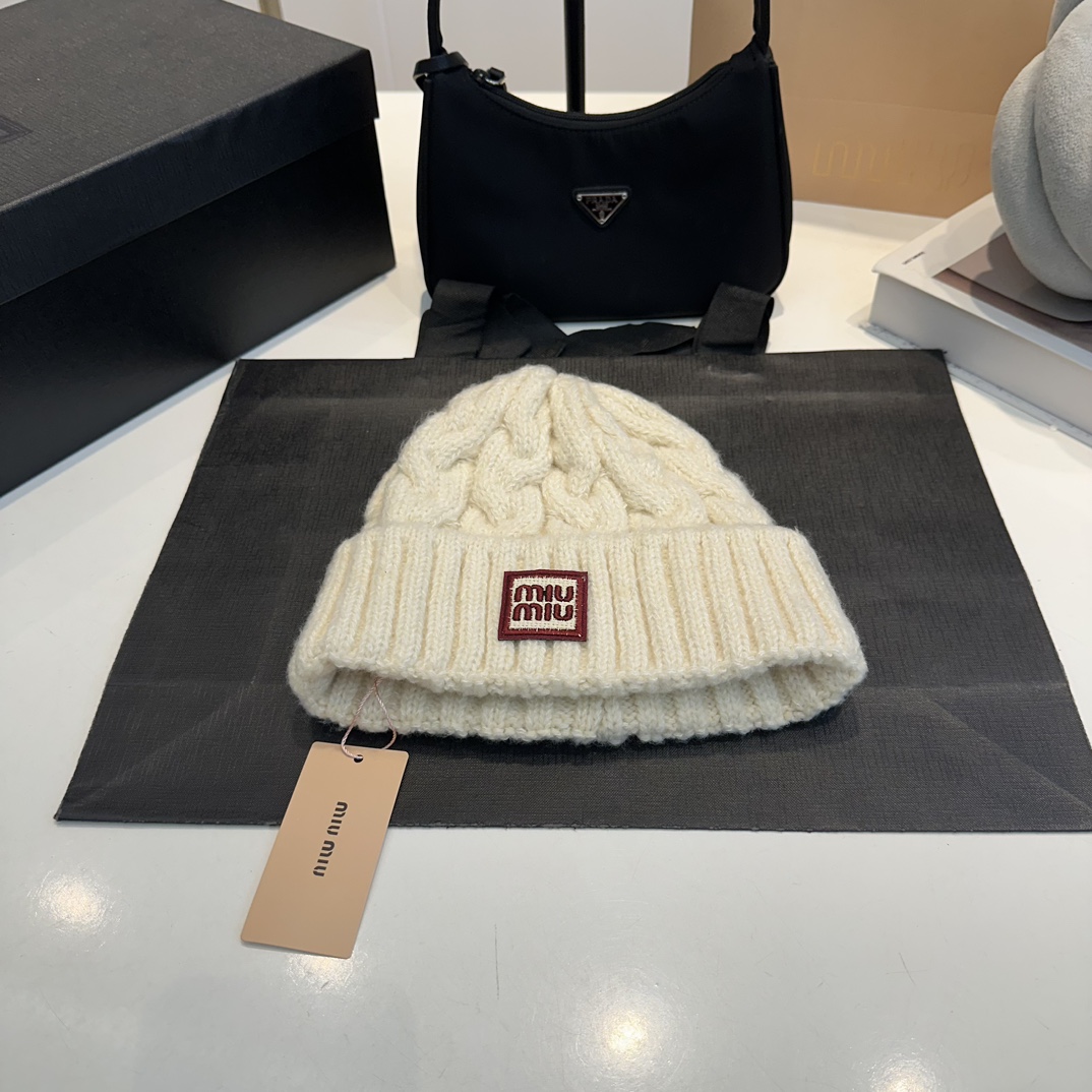 M Teddy wool knitted beanie, plush material