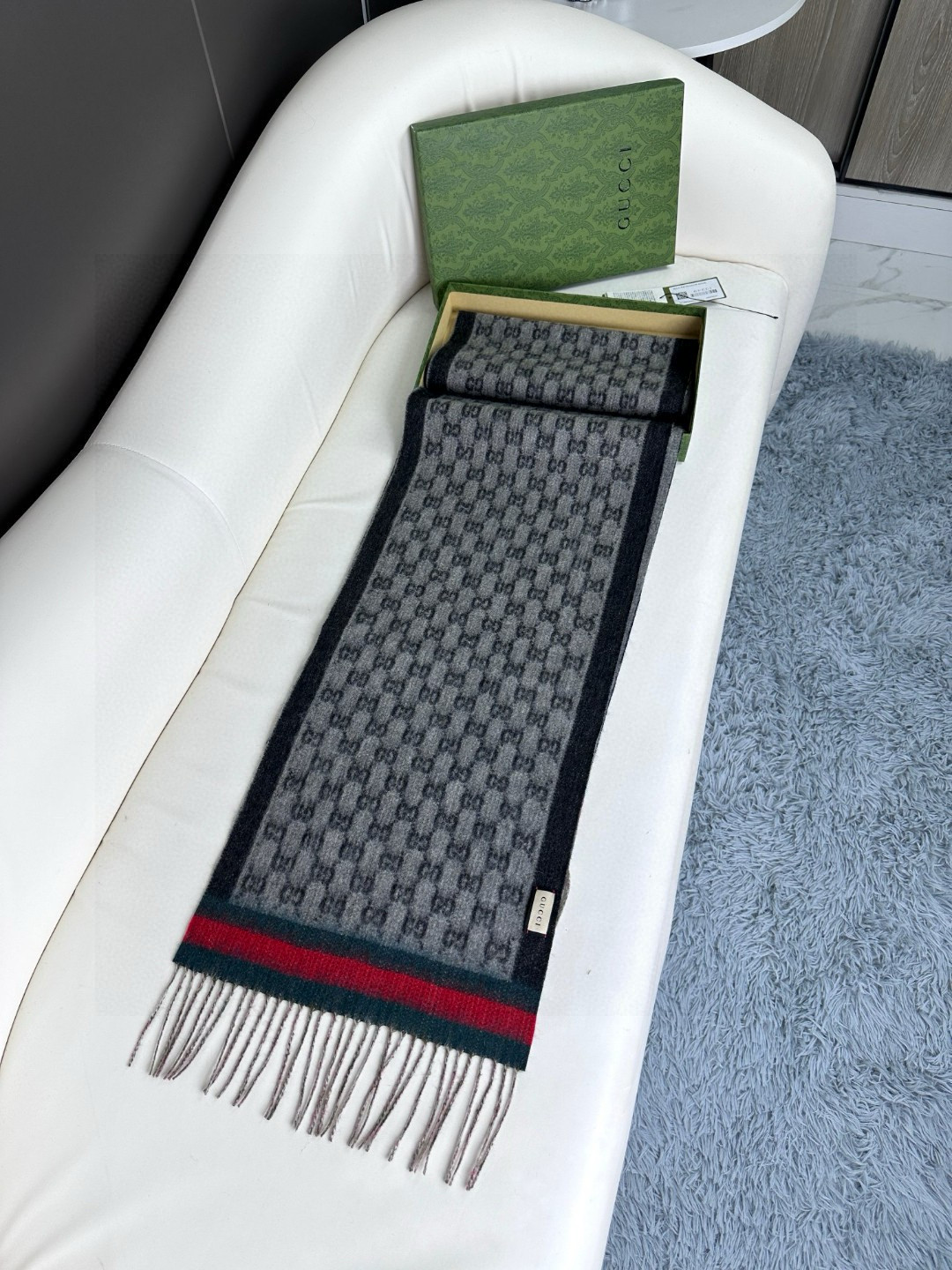 G scarf has a soft and glutinous feel, very soft