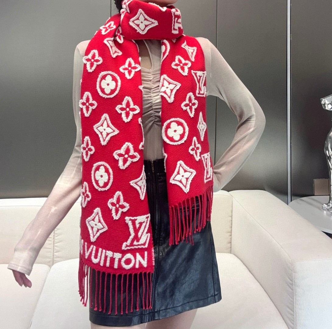 L 3D scarf Soft plush blended with Monogram pattern